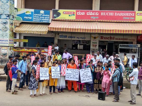 ಬನಾರಸ್ ವಿವಿ ವಿದ್ಯಾರ್ಥಿನಿಯರ ಮೇಲಿನ ಲಾಠಿ ಚಾರ್ಜ್ ಖಂಡಿಸಿ ಪ್ರತಿಭೆಟನೆ